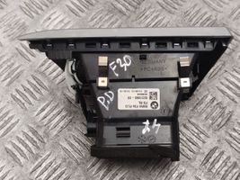 BMW 3 F30 F35 F31 Kojelaudan tuuletussuuttimen suojalista 9231995