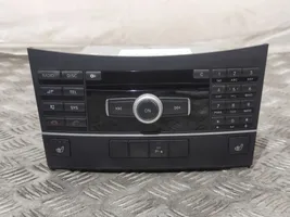 Mercedes-Benz E A207 Radio/CD/DVD/GPS-pääyksikkö A2129060301