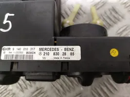 Mercedes-Benz E W210 Przełącznik / Włącznik nawiewu dmuchawy 2108302885