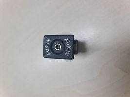 Volkswagen Touran I Enchufe conector entrada auxiliar 