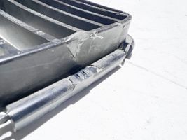 BMW 8 E31 Maskownica / Grill / Atrapa górna chłodnicy 51138124272