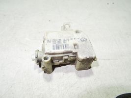 Volkswagen PASSAT B5.5 Verrouillage du bouchon du réservoir de carburant 3B0862159A