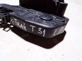 Nissan X-Trail T31 Priekšpusē slēdzene 