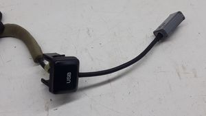 Honda CR-V USB-pistokeliitin 