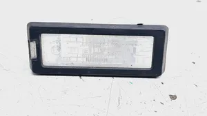 Renault Captur Lampa oświetlenia tylnej tablicy rejestracyjnej 8200013577