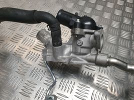 Mazda CX-3 Termostato/alloggiamento del termostato PE0115172