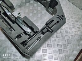 Audi A4 S4 B8 8K Tool set 8T0012109A