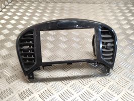 Nissan Juke I F15 Griglia di ventilazione centrale cruscotto 682601KE0A