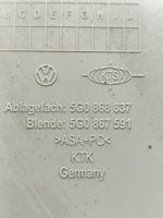 Volkswagen Golf VII Priekinių vietų apšvietimo žibintas 5G0867591