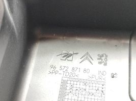 Peugeot 208 Dangtelis saugiklių dėžės 9657287180
