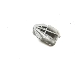 Volkswagen Touareg II Fixation de radiateur 7P0121829