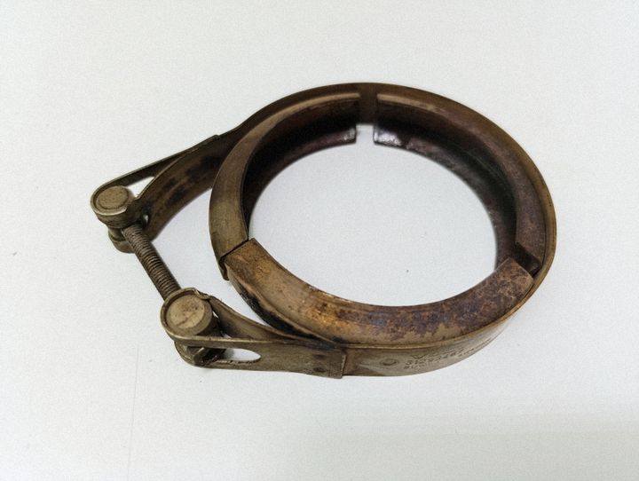 Muffler pipe connector clamp – 31293467