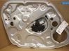 Regulador de puerta delantera con motor 824701P010