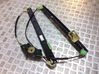 Mechanizm podnoszenia szyby przedniej bez silnika 8R0837462J