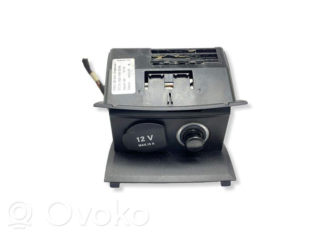 12 V ligzda (aizmugure)