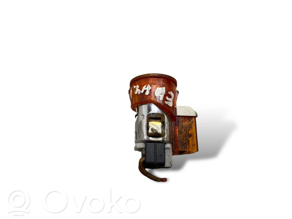 12 V ligzda (priekšā)
