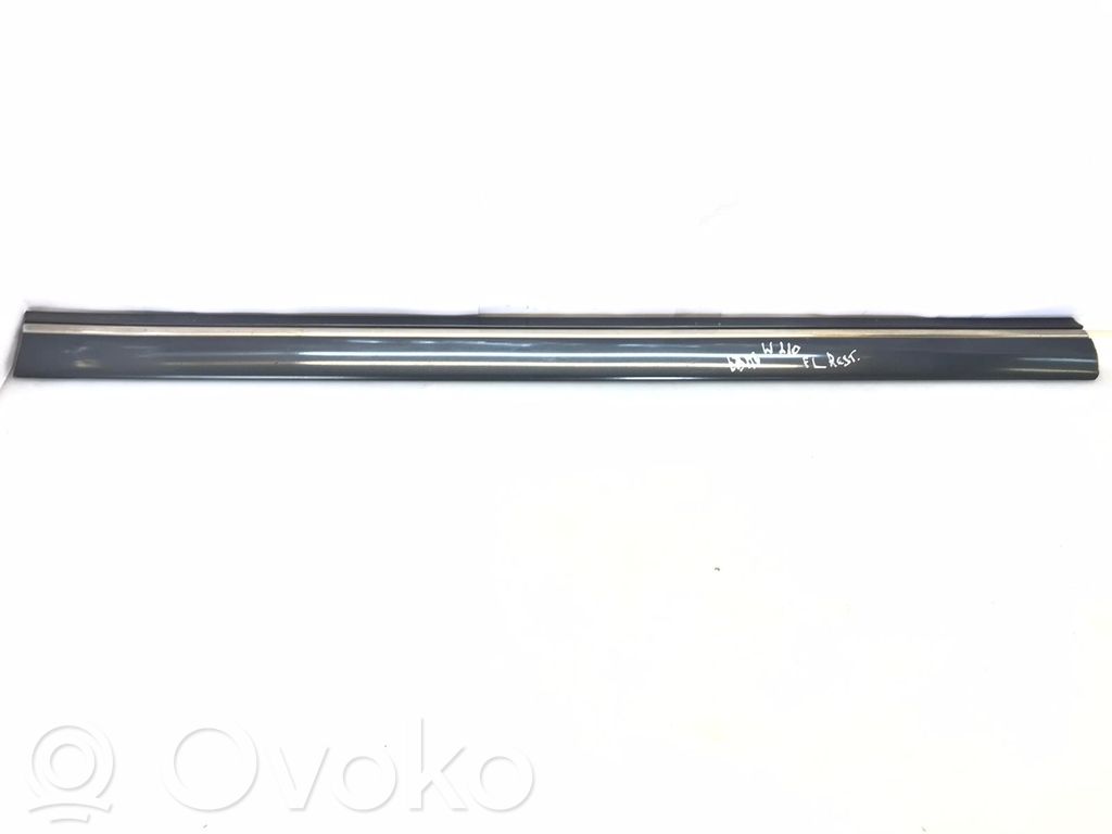 Priekšpusē durvju dekoratīvā apdare (moldings)
