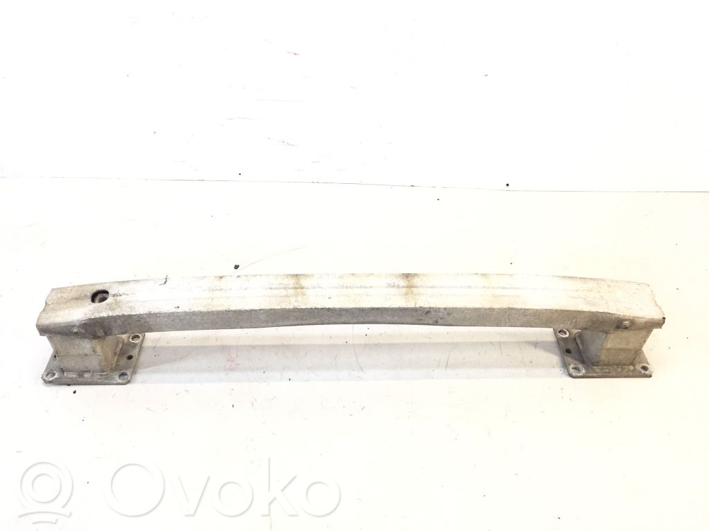 Priekšpusē bampera sija / balka