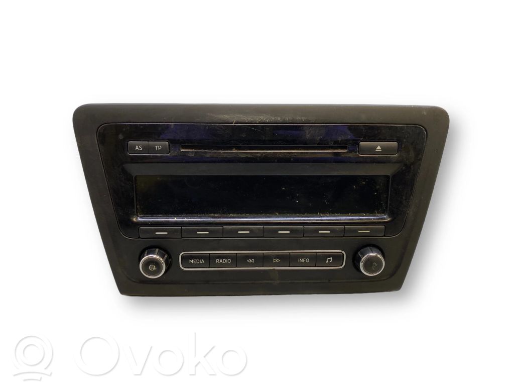 Radio / CD/DVD atskaņotājs / navigācija
