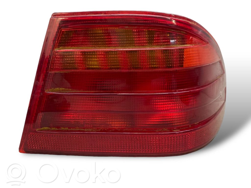 Aizmugurējais lukturis virsbūvē