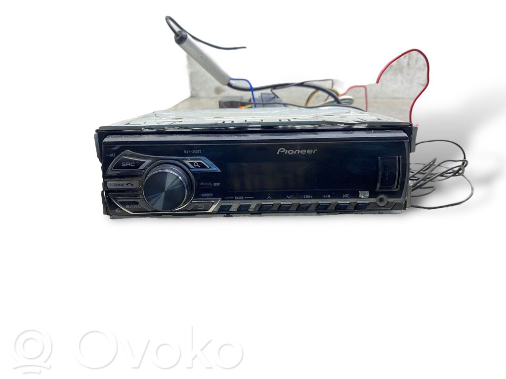 Radio / CD/DVD atskaņotājs / navigācija