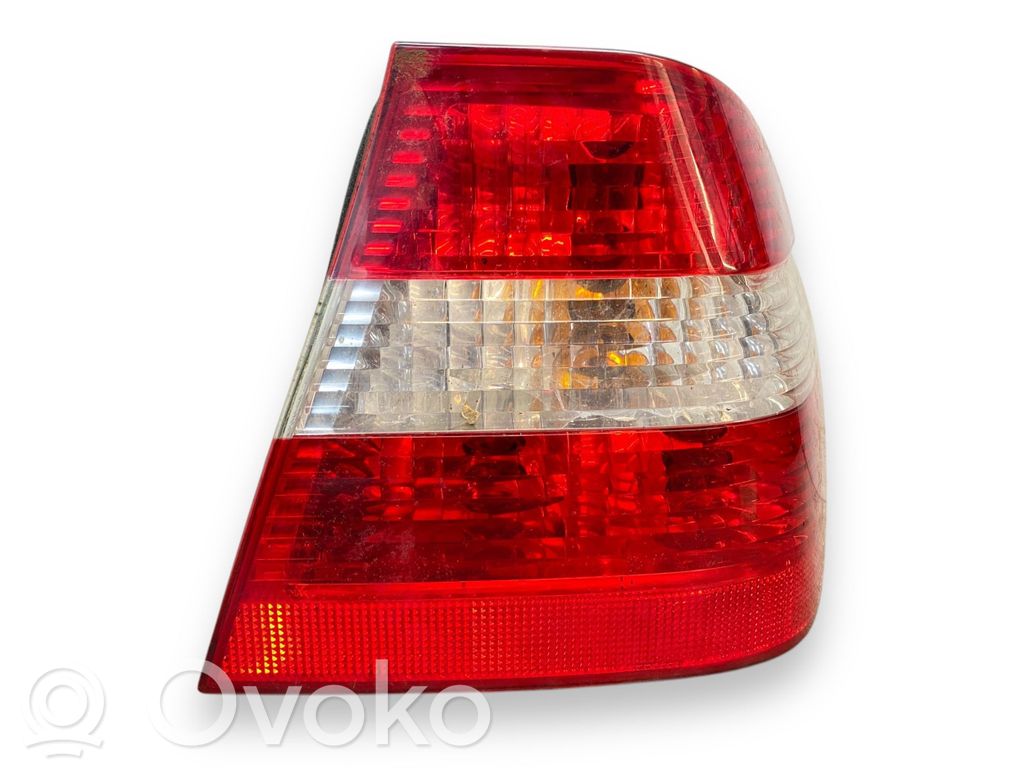 Aizmugurējais lukturis virsbūvē