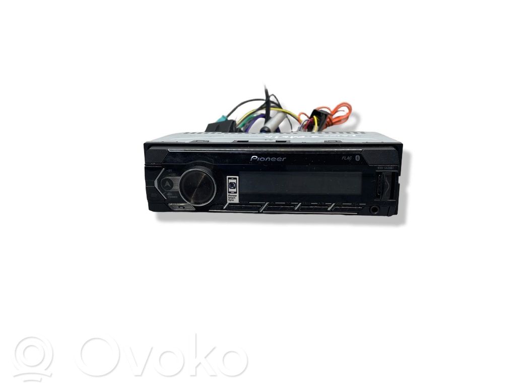 Radio / CD/DVD atskaņotājs / navigācija