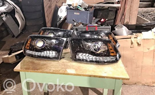 Dodge RAM Priekinių žibintų komplektas 