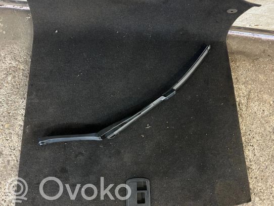 Mercedes-Benz E AMG W212 Priekinio stiklo valytuvų kojelė 