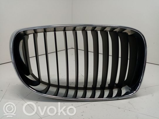 BMW 1 E81 E87 Grotelės viršutinės 