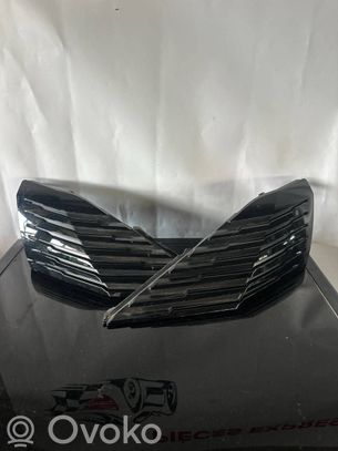 Peugeot 5008 II Grotelės apatinės (trijų dalių) 