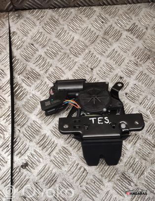 Tesla Model 3 Takaluukun/tavaratilan lukon vastakappale 