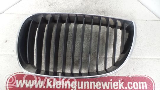 BMW 1 E81 E87 Grotelės viršutinės 