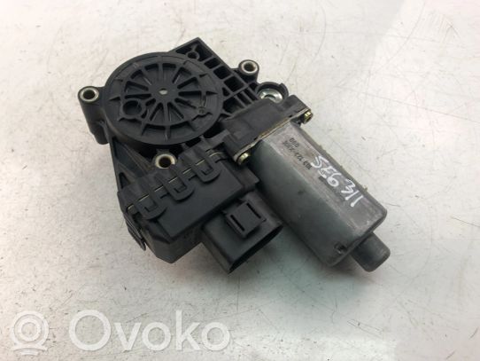 Audi A4 S4 B5 8D Etuoven ikkunan nostomoottori 