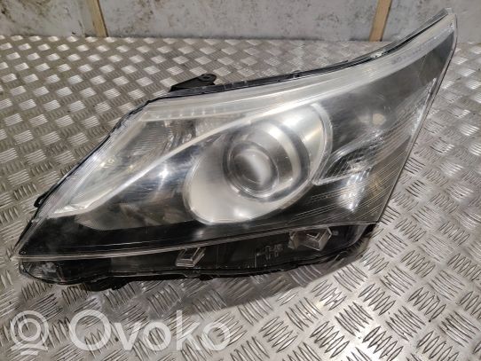 Toyota Avensis T270 Priekinis žibintas 