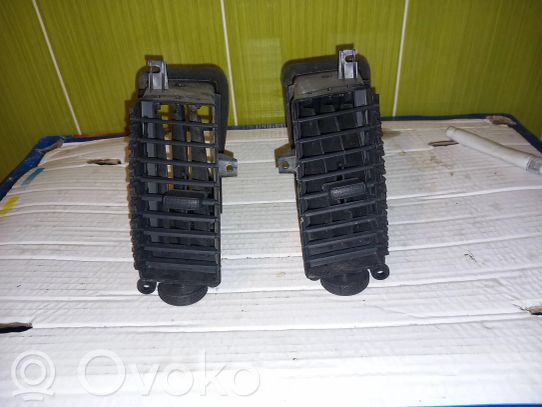 Nissan Navara D40 Centrālais gaisa ventilācijas režģis 