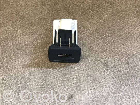 Mercedes-Benz S W221 Connettore plug in AUX 