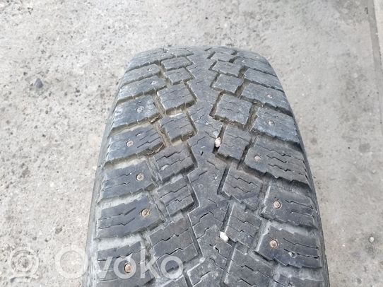Volkswagen Golf IV Pneus d’hiver R15 C à crampons 