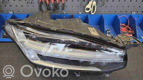 Volvo XC90 Priekinių žibintų komplektas 