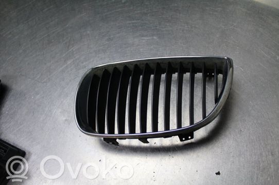 BMW 1 E81 E87 Grotelės apatinės (trijų dalių) 