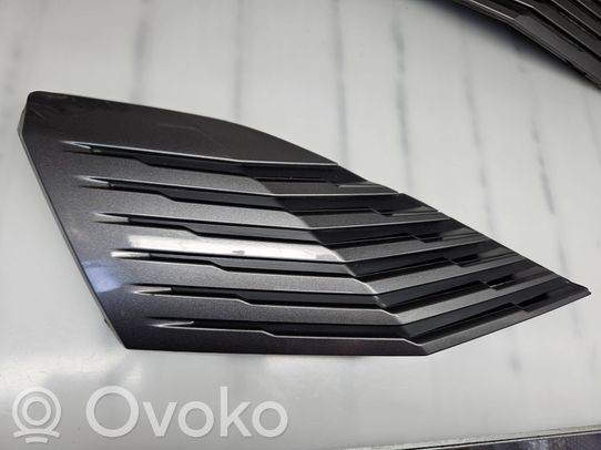 Peugeot 5008 II Grotelės apatinės (trijų dalių) 