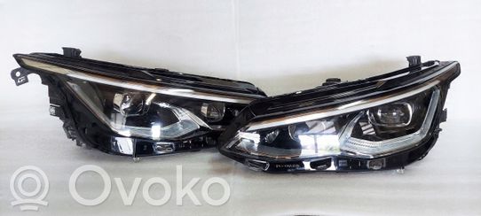 Volkswagen Golf VIII Priekinių žibintų komplektas 