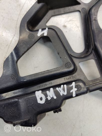 BMW 7 F01 F02 F03 F04 Supporto di montaggio del parafango 7046352