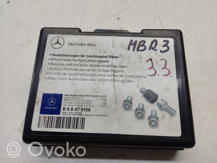 Mercedes-Benz R W251 Vanteiden varkaudenestomutterit ja avainhylsy B66470156