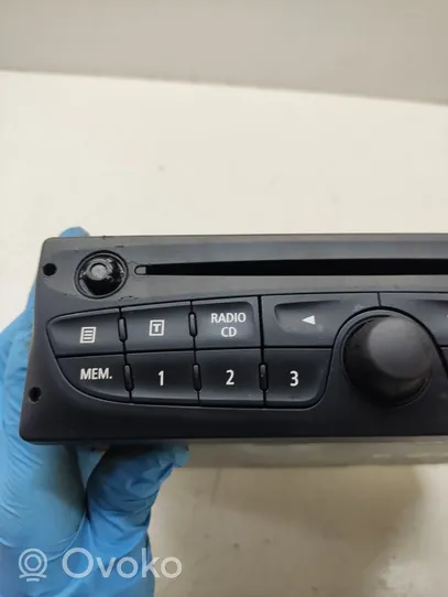 Renault Trafic II (X83) Panel / Radioodtwarzacz CD/DVD/GPS 281155444R