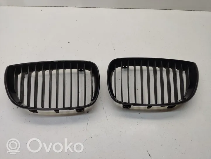 BMW 1 E81 E87 Maskownica / Grill / Atrapa górna chłodnicy 7077130