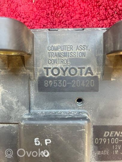 Toyota Avensis T270 Pavarų dėžės valdymo blokas 8953020420