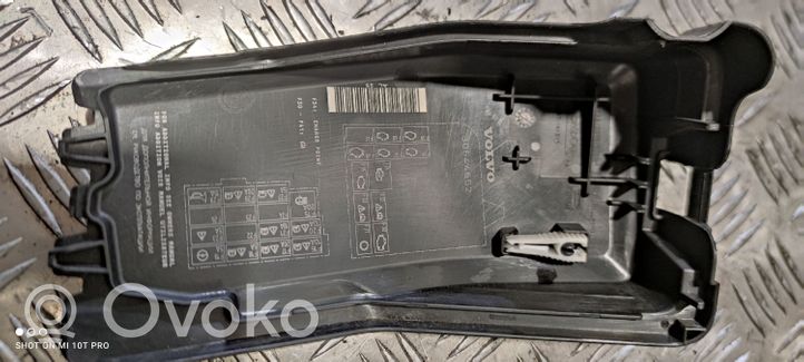 Volvo S60 Tapa de caja de fusibles 30644652