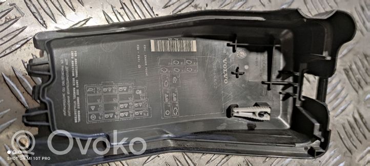 Volvo S60 Fuse box cover 30644652