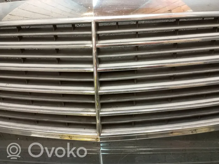 Mercedes-Benz E W211 Maskownica / Grill / Atrapa górna chłodnicy A2118800283